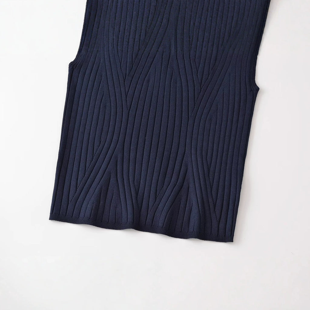 Slim fit sleeveless single neck threaded knitted sweater for women