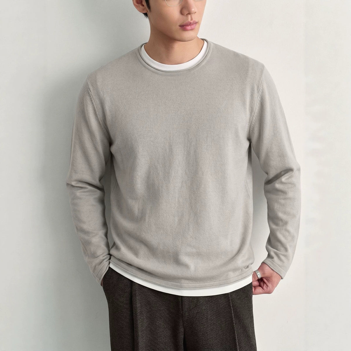 Round neck solid color long sleeved sweater for men