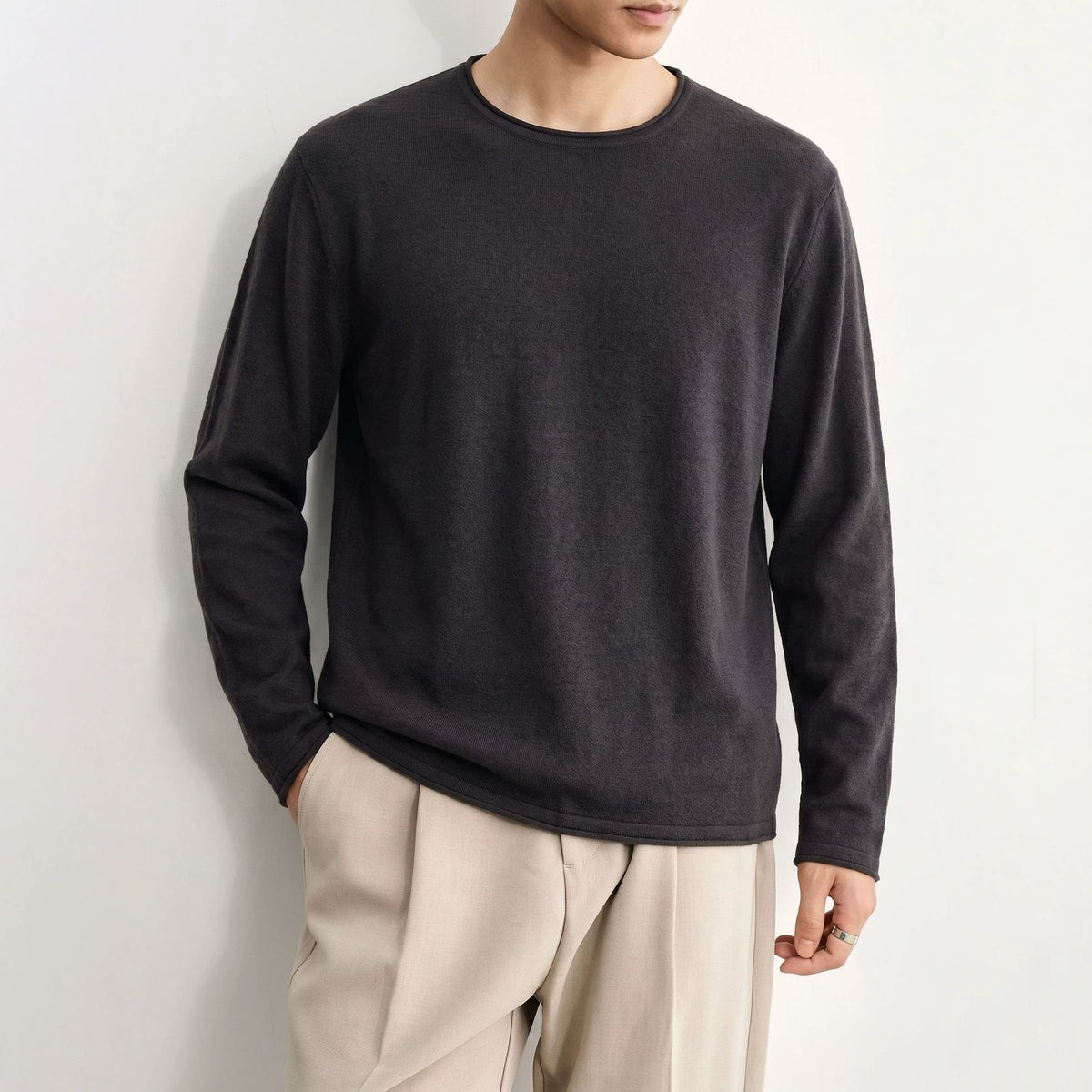 Round neck solid color long sleeved sweater for men
