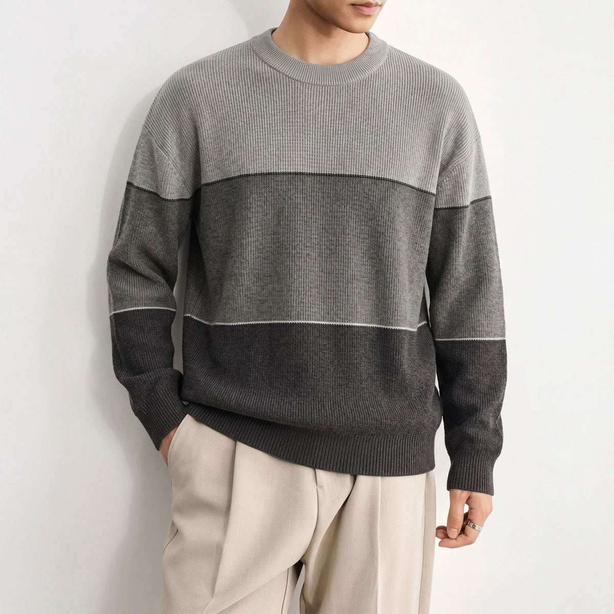 Men's contrasting round neck sweater