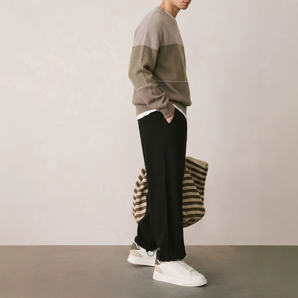 Men's contrasting round neck sweater