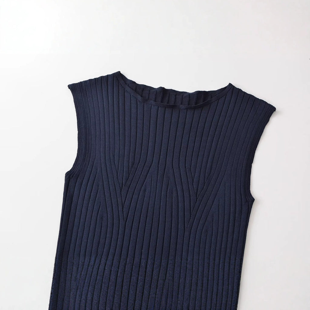 Slim fit sleeveless single neck threaded knitted sweater for women