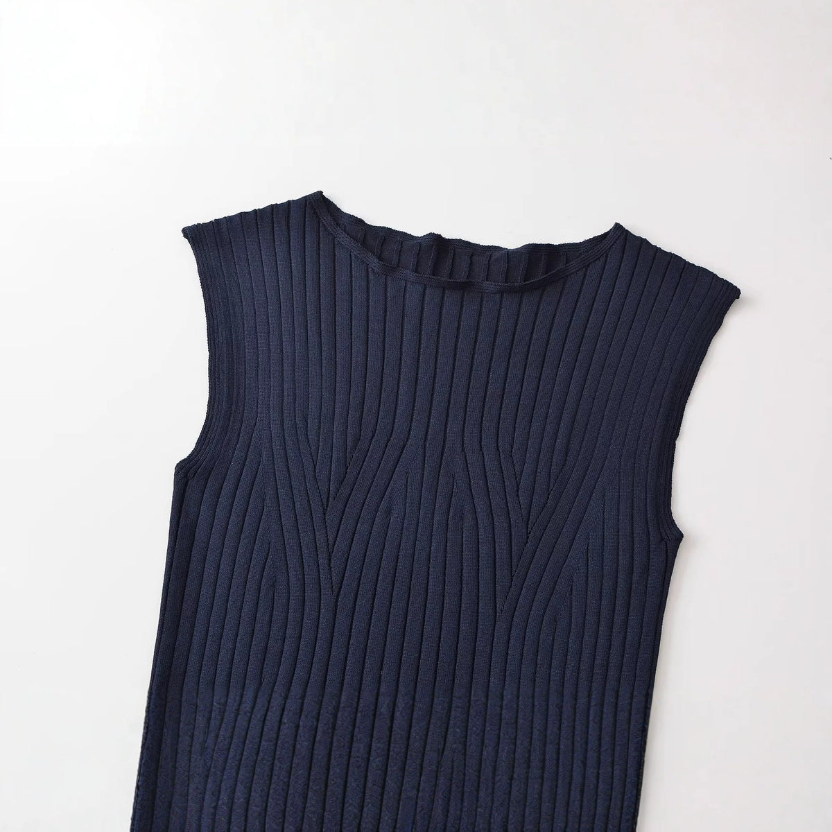 Slim fit sleeveless single neck threaded knitted sweater for women