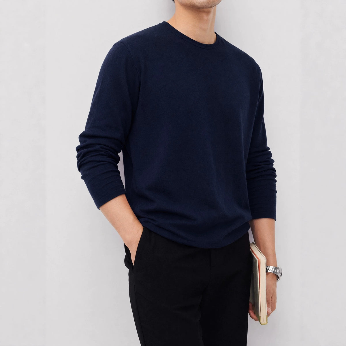 Round neck solid color long sleeved sweater for men